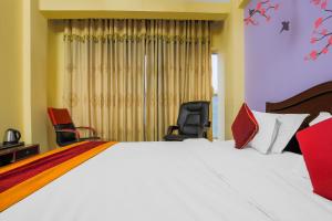 Postel nebo postele na pokoji v ubytování Capital O Palagya Hotel Pvt Ltd + 29 fotografií