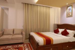 Postel nebo postele na pokoji v ubytování Capital O Palagya Hotel Pvt Ltd