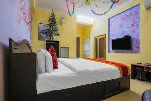 Postel nebo postele na pokoji v ubytování Capital O Palagya Hotel Pvt Ltd