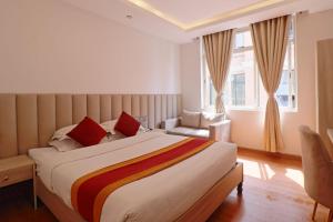 Postel nebo postele na pokoji v ubytování Capital O Palagya Hotel Pvt Ltd