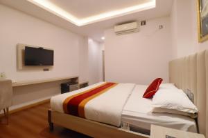 Postel nebo postele na pokoji v ubytování Capital O Palagya Hotel Pvt Ltd