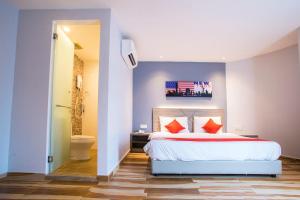 a bedroom with a large bed and a bathroom at Hotel O Gs Hotels Near Strand Mall in Kota Damansara