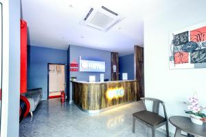 a salon with blue walls and a counter with chairs and tables at Hotel O Gs Hotels Near Strand Mall in Kota Damansara +40 photos