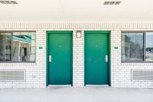 YoakumにあるOYO Hotel Yoakum Westの建物側の緑の扉2つ +58枚の写真
