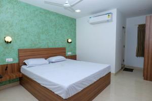 Postel nebo postele na pokoji v ubytování Balu Residency - A Business Class Hotel