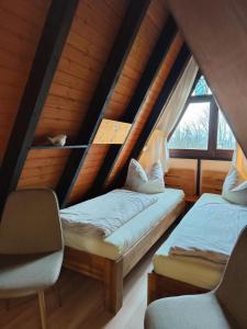 Ένα ή περισσότερα κρεβάτια σε δωμάτιο στο Ferienhaus mit Seeblick
