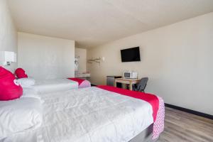 Postel nebo postele na pokoji v ubytování OYO Hotel Waco University Area I-35
