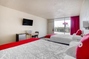 Postel nebo postele na pokoji v ubytování OYO Hotel Waco University Area I-35