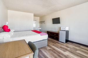Postel nebo postele na pokoji v ubytování OYO Hotel Waco University Area I-35