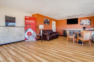 TV a/nebo společenská místnost v ubytování OYO Hotel Waco University Area I-35