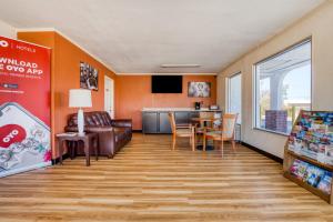 TV a/nebo společenská místnost v ubytování OYO Hotel Waco University Area I-35