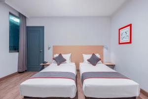 Ένα ή περισσότερα κρεβάτια σε δωμάτιο στο Super OYO Townhouse 2 Hotel Gunung Sahari