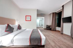 Ένα ή περισσότερα κρεβάτια σε δωμάτιο στο Super OYO Townhouse 2 Hotel Gunung Sahari