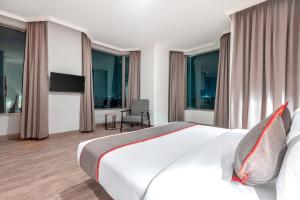 Μια τηλεόραση ή/και κέντρο ψυχαγωγίας στο Super OYO Townhouse 2 Hotel Gunung Sahari
