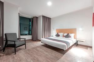 Ένα ή περισσότερα κρεβάτια σε δωμάτιο στο Super OYO Townhouse 2 Hotel Gunung Sahari