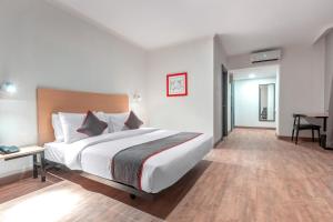 Ένα ή περισσότερα κρεβάτια σε δωμάτιο στο Super OYO Townhouse 2 Hotel Gunung Sahari