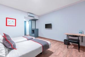 TV a/nebo společenská místnost v ubytování Super OYO Townhouse 2 Hotel Gunung Sahari
