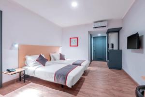 Ένα ή περισσότερα κρεβάτια σε δωμάτιο στο Super OYO Townhouse 2 Hotel Gunung Sahari