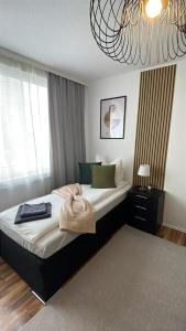 una camera da letto con un letto grande con un lampadario di Charmantes Familienrefugium im Zentrum von Ludwigshafen - Eleganz & Komfort Ideal fur Familien a Ludwigshafen am Rhein