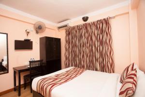 Postel nebo postele na pokoji v ubytování Kathmandu City Hotel