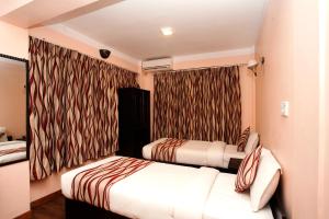 Letto o letti in una camera di Kathmandu City Hotel
