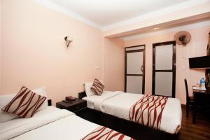 Postel nebo postele na pokoji v ubytování Kathmandu City Hotel + 18 fotografií