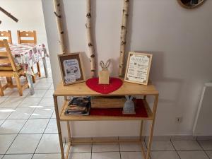 une table avec deux photos en haut dans l'établissement Chalet Au fil de l'eau, à Gérardmer