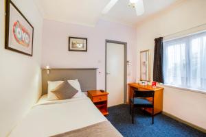 Postel nebo postele na pokoji v ubytování Marina Hotel