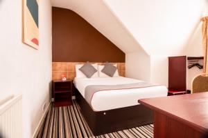 a hotel room with a bed and a desk at Cardiff Riverside Hotel by Belvilla in Cardiff +55 photos