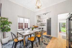 Η κουζίνα ή μικρή κουζίνα στο Spacious 4BR Straithfield house close 2 airport city