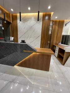 baño con encimera de mármol y lavabo en أبها ريجنسي Abha Regency, en Abha