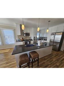 Nhà bếp/bếp nhỏ tại Oceanfront Beach Badgesequipment Wifi Decks Hot Tub Outdoor Shower