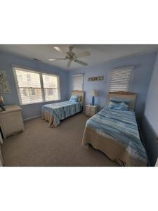 Giường trong phòng chung tại Oceanfront Beach Badgesequipment Wifi Decks Hot Tub Outdoor Shower +28 ảnh