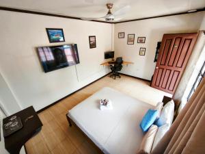 a room with a bed and a desk in it at Digital Nomad Place - City Center in Coron