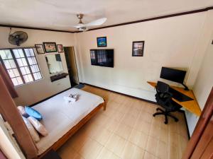 a small room with a bed and a desk at Digital Nomad Place - City Center in Coron
