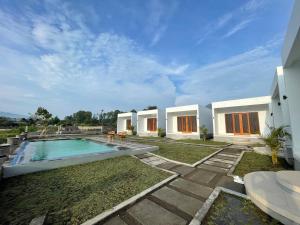 a house with a swimming pool in the yard at Mutiara Danu Villa in Kubupenlokan