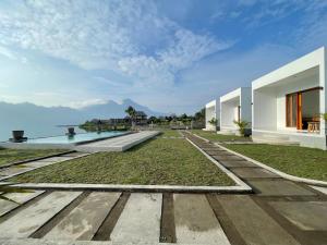 a house with a view of the water at Mutiara Danu Villa in Kubupenlokan
