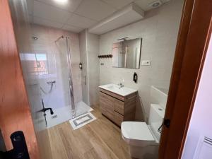 Un baño con ducha, inodoro y lavabo. en Mar de Nubes Piornal 3, en Piornal
