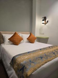 マラッカにあるLa Mamasita Hostel, Jonker Street Melaka Townのベッド1台(枕2つ、毛布付)