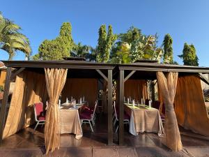 Restoran või mõni muu söögikoht majutusasutuses Signature Resort Hotel Jinja