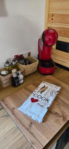 eine Küchentheke mit einer roten Kaffeemaschine und einem Schild in der Unterkunft Casuta CORE in Sadová + 10 Fotos