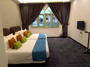 マラッカにあるLa Mamasita Hostel, Jonker Street Melaka Townの窓のある大きなベッドのある寝室