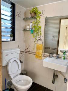 Koupelna v ubytování Entire 3 BR apartment with Balconies Bandra