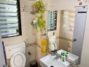 Koupelna v ubytování Entire 3 BR apartment with Balconies Bandra + 34 fotografií