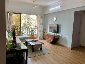 TV a/nebo společenská místnost v ubytování Entire 3 BR apartment with Balconies Bandra