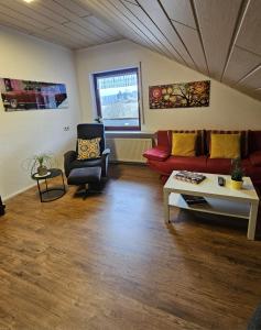Posezení v ubytování Am Lindenbaum, Ferienwohnung in Siebenbach am Nürburgring + 17 fotografií