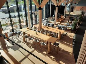 einen Blick über ein Restaurant mit Tischen und Stühlen in der Unterkunft Mariandl am Meer in Binz