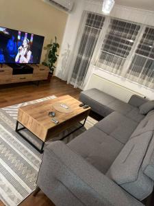un salon avec un canapé et une table basse dans l'établissement Apartman Gredic, à Sarajevo