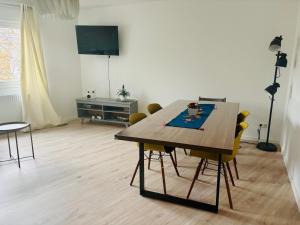 TV a/nebo společenská místnost v ubytování NStay Frankfurt + 6 fotografií