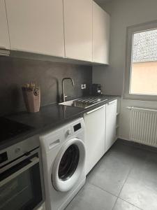 Kuchyň nebo kuchyňský kout v ubytování NStay Frankfurt